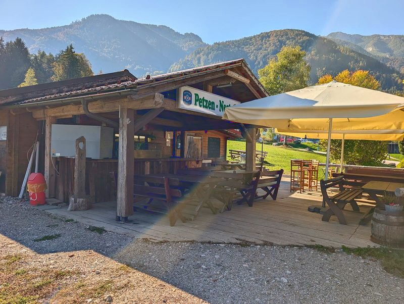 Die Terrasse am Tag mit Sonnenschirmen