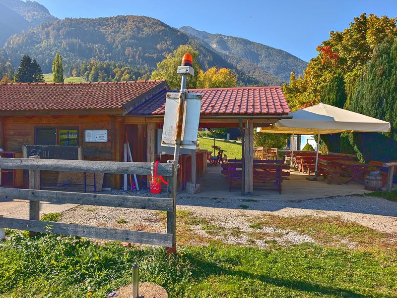 Der Weg zur Hütte am Holzzaun